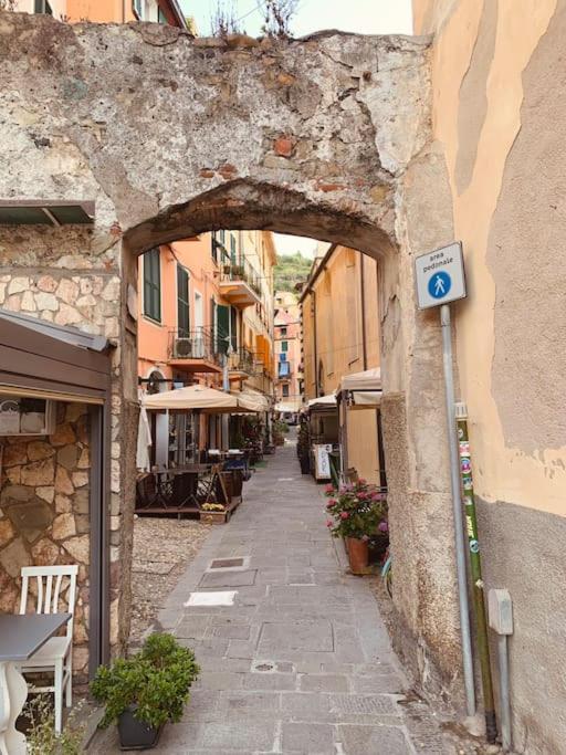 Historic Downtown Home By The Sea With King Bed Monterosso al Mare Exterior photo